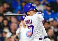 　３回、１９号ソロを放つ鈴木