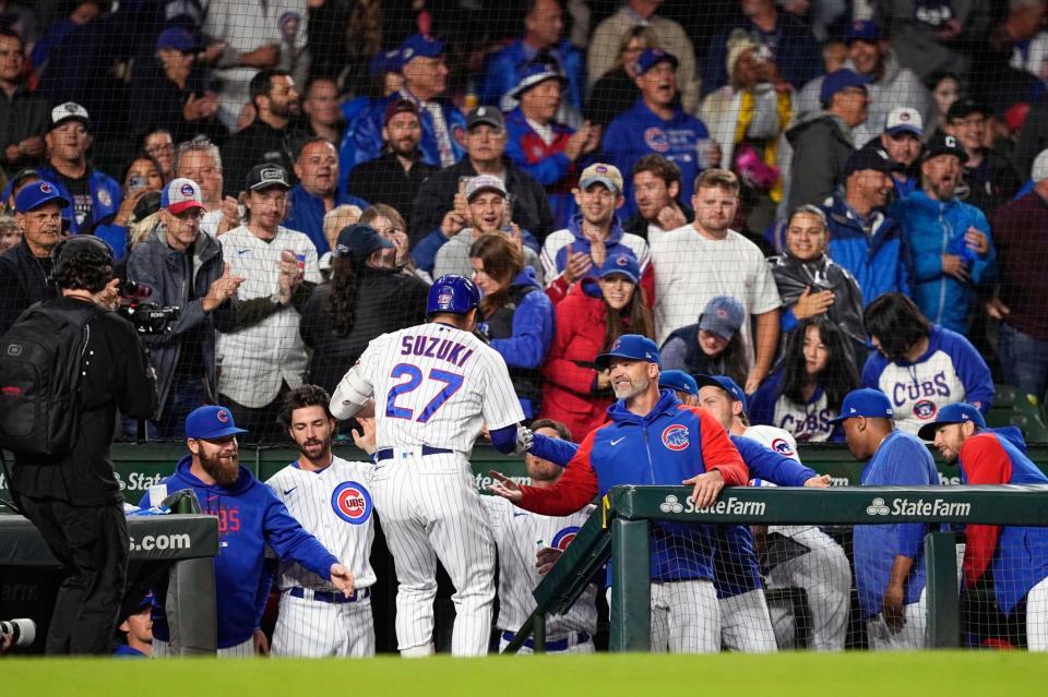 　３回、１９号ソロを放ち、迎えられる鈴木（２７）