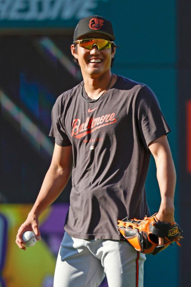 　試合前、練習中に笑顔を見せる藤浪（共同）