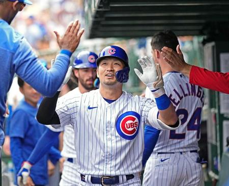 　ロッキーズ戦の４回、２０号２ランを放ち、迎えられるカブス・鈴木（共同）