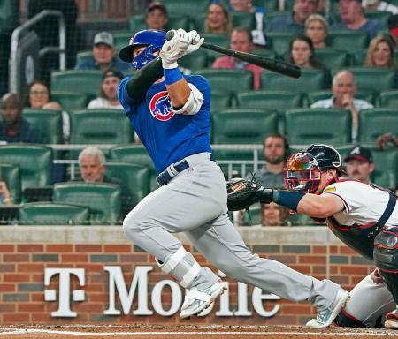 　ブレーブス戦の２回、左前打を放つカブス・鈴木＝アトランタ（共同）