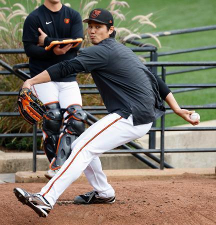 　試合前、ブルペンで投球練習するオリオールズ・藤浪＝ボルティモア（共同）