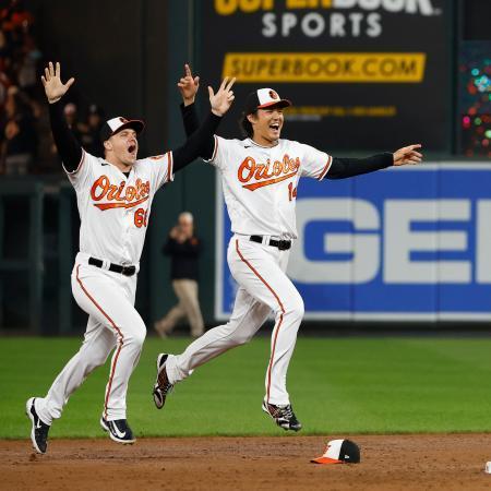 　オリオールズが地区優勝を決め、ブルペンから仲間の方へ走る藤浪（右）＝ボルティモア（共同）