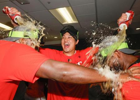 　地区優勝を決め、歓喜するオリオールズ・藤浪（共同）