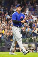 　ブルワーズにサヨナラ負けし、引き揚げるカブス・鈴木誠也（共同）