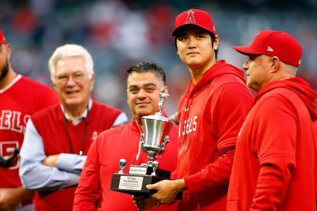 大谷、手術後初めて公の場に　球団ＭＶＰ、表彰セレモニー参加