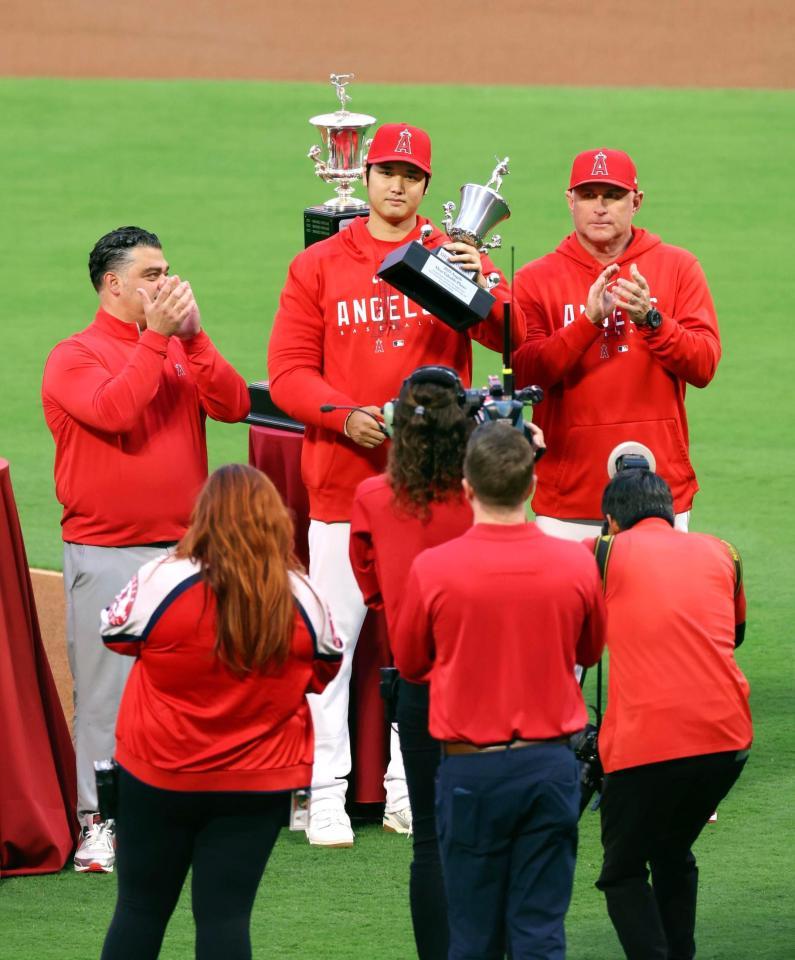 　今季のチームＭＶＰを受賞し、表彰される大谷。左はミナシアンＧＭ、右はネビン監督