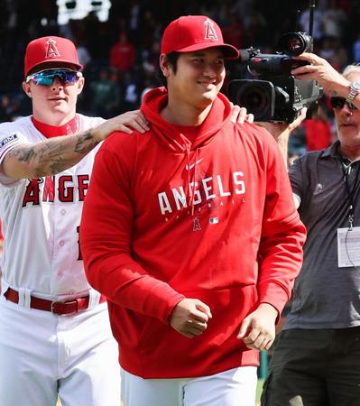 　レギュラーシーズン最終戦を終え、チームメートにねぎらわれる大谷。日本選手初の本塁打王を獲得した