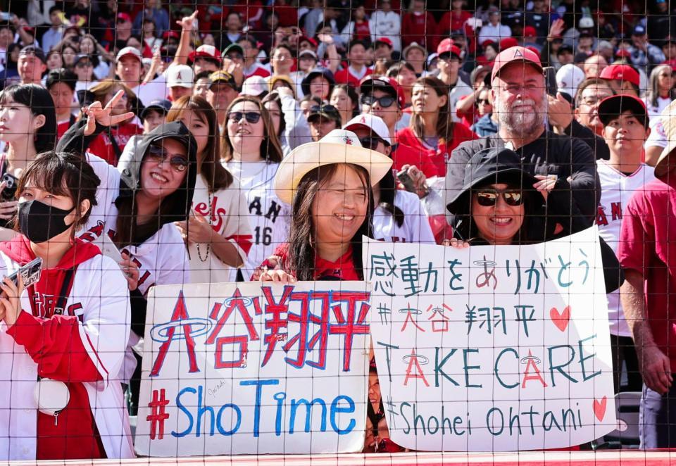 　レギュラーシーズン最終戦のスタンドで、大谷のボードを持つファン