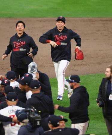 　ブルージェイズに勝利し地区シリーズ進出を決め、歓喜の輪の中に加わるツインズ・前田＝ミネアポリス（共同）