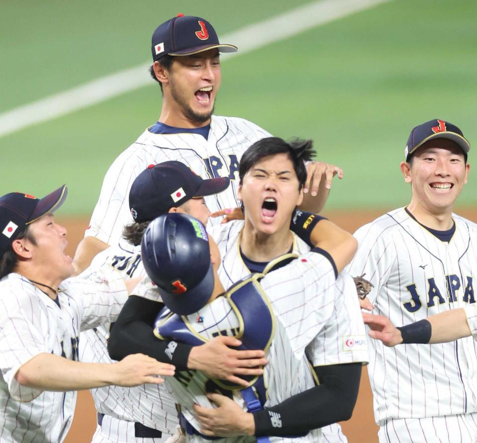 　優勝し喜ぶ大谷（中央）、ダルビッシュ（上）ら＝２０２３年３月