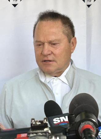 　取材に応じるボラス氏＝８日、スコッツデール（共同）