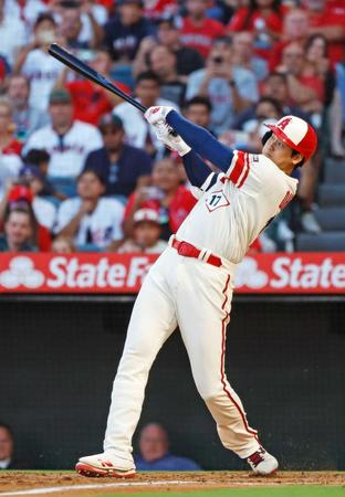 　８月１８日、米大リーグのレイズ戦で４３号満塁本塁打を放つエンゼルス・大谷翔平＝アナハイム（共同）