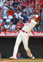 　８月１８日、米大リーグのレイズ戦で４３号満塁本塁打を放つエンゼルス・大谷翔平＝アナハイム（共同）