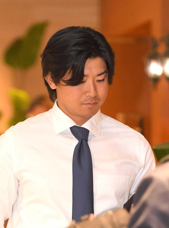 　選手会総会会場に向かう今永（撮影・北村雅宏）