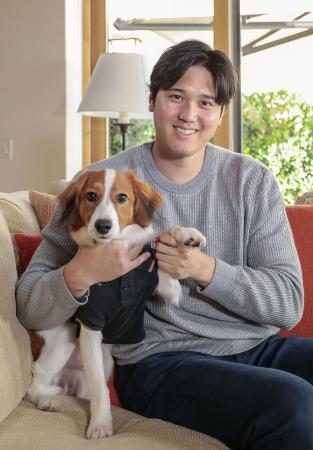 　犬と一緒に撮影に応じる大谷翔平＝１１月１６日、カリフォルニア州ニューポートビーチ（ゲッティ＝共同）