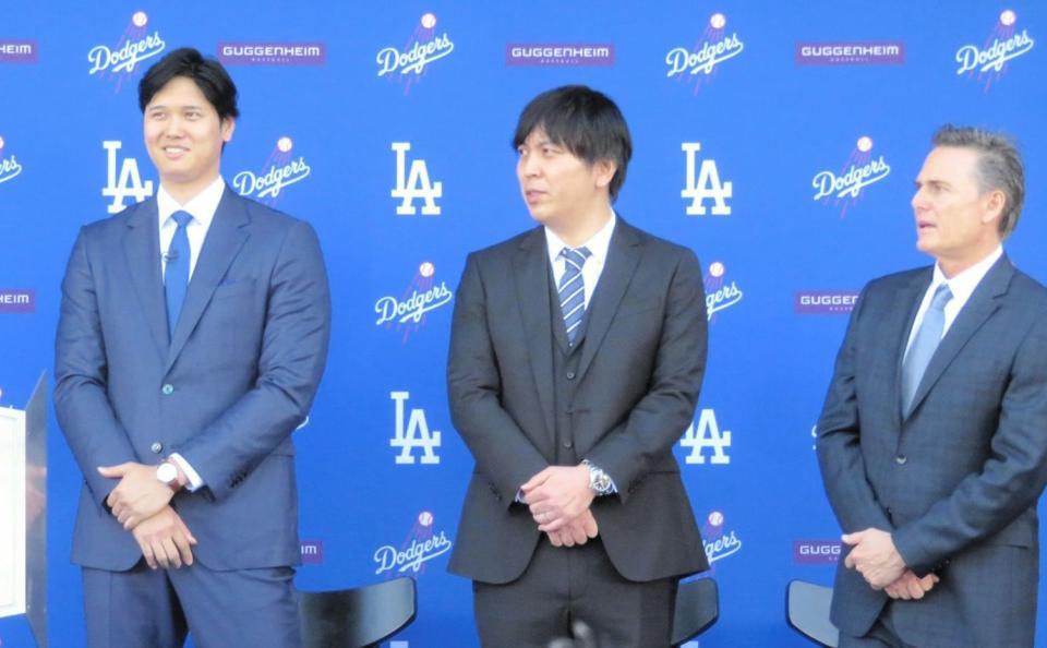 　入団会見に臨んだ大谷（左）＝撮影・小林信行