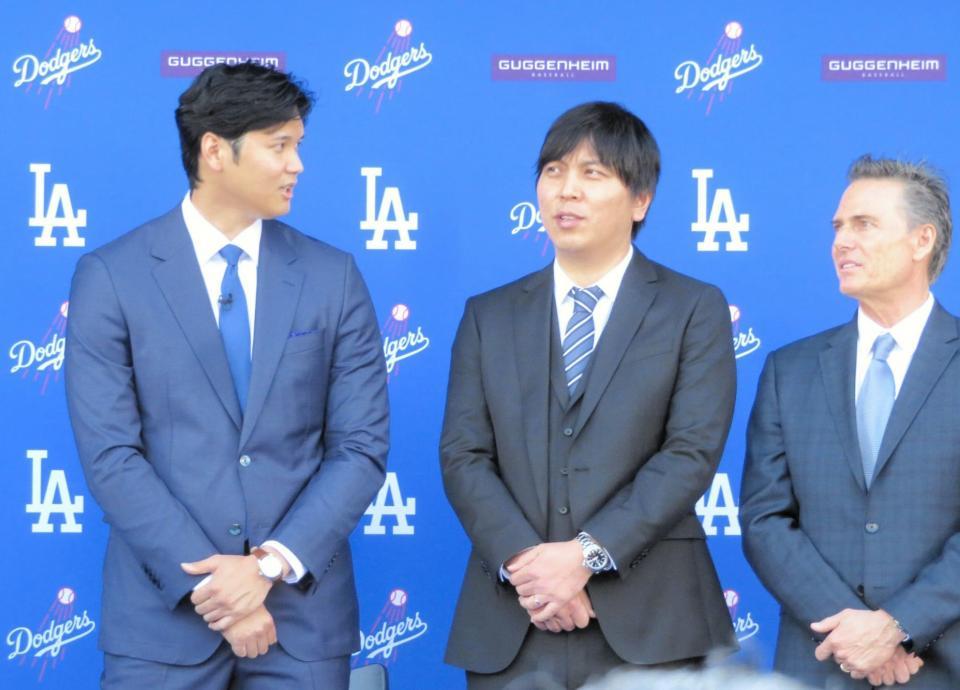 　入団会見に臨んだ大谷（左）＝撮影・小林信行