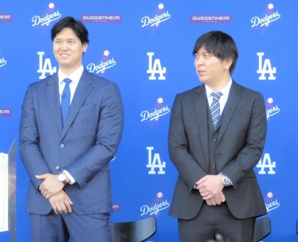 　入団会見に臨んだ大谷（左）と水原通訳（撮影・小林信行）