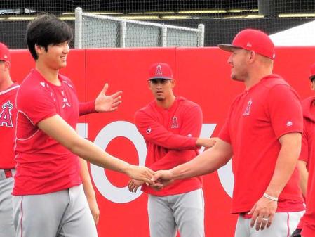 　笑顔で握手を交わす大谷（左）とトラウト（１９年３月撮影）　