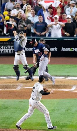 　ＷＢＣ決勝、トラウトを空振り三振に仕留め優勝を決め、ガッツポーズの大谷。捕手中村