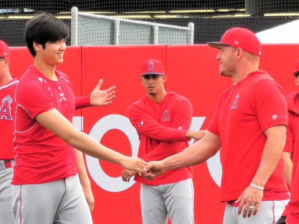 　笑顔で握手を交わす大谷（左）とトラウト（１９年３月撮影）　