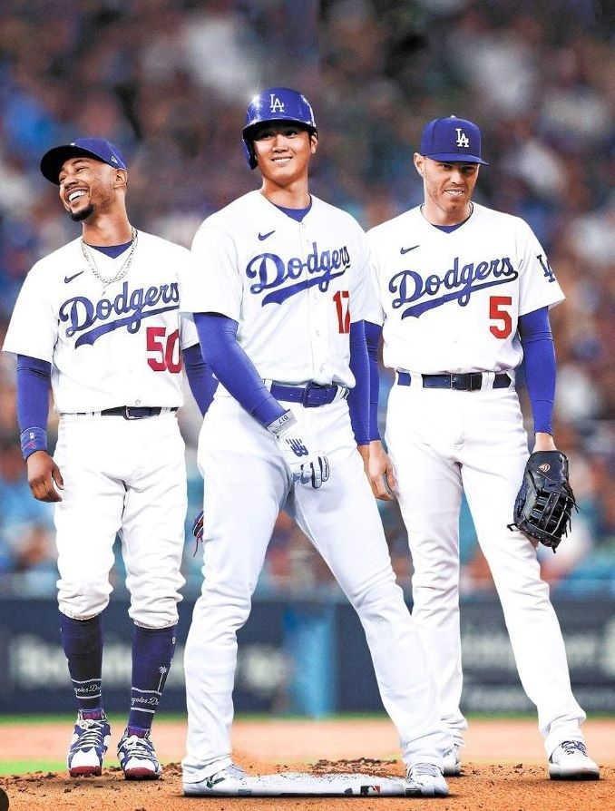 　ＭＬＢ公式インスタに投稿された（左から）ベッツ、大谷、フリーマンの画像