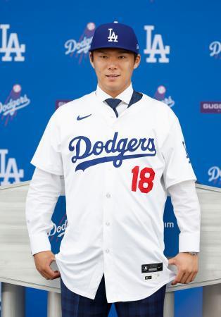 　米大リーグ、ドジャースのユニホーム姿で入団記者会見する山本由伸投手＝２７日、ロサンゼルスのドジャースタジアム（共同）