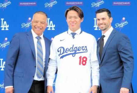 　ロバーツ監督（左）とゴームズＧＭ（右）の間で笑顔を見せる山本（撮影・小林信行）