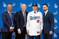 　米大リーグ、ドジャースの入団記者会見でロバーツ監督（左端）らと撮影に応じる山本由伸（18）＝共同