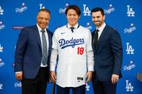 　米大リーグ、ドジャースの入団記者会見で、ロバーツ監督（左）、ゴームズＧＭ（右）と記念撮影に応じる山本由伸（共同）