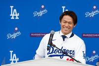 　米大リーグ、ドジャースの入団記者会見で笑顔を見せる山本由伸（共同）