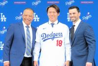 　ロバーツ監督（左）とゴームズＧＭ（右）の間で笑顔を見せる山本（撮影・小林信行）