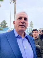 　報道陣の質問に答える山本由伸の代理人ウルフ氏（撮影・小林信行）