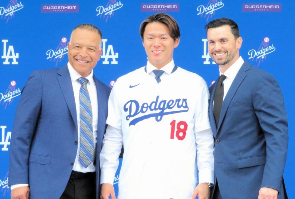 　ロバーツ監督（左）とゴームズＧＭ（右）の間で笑顔を見せる山本（撮影・小林信行）