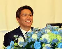 　笑顔で会見する山本由伸（撮影・山口登）