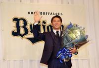 　花束を手に笑顔の山本由伸（撮影・山口登）