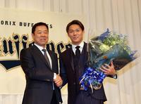 　ドジャース移籍が正式決定した山本由伸（右）は福良ＧＭと笑顔で握手をかわす（撮影・山口登）