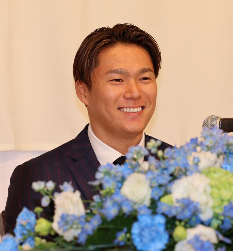 　笑顔で会見する山本由伸（撮影・山口登）