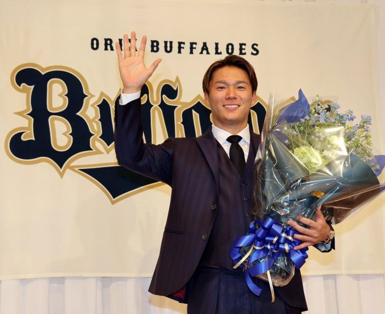 山本由伸 オリックス愛あふれる濃紺ネクタイ「迷ったので球団指定に