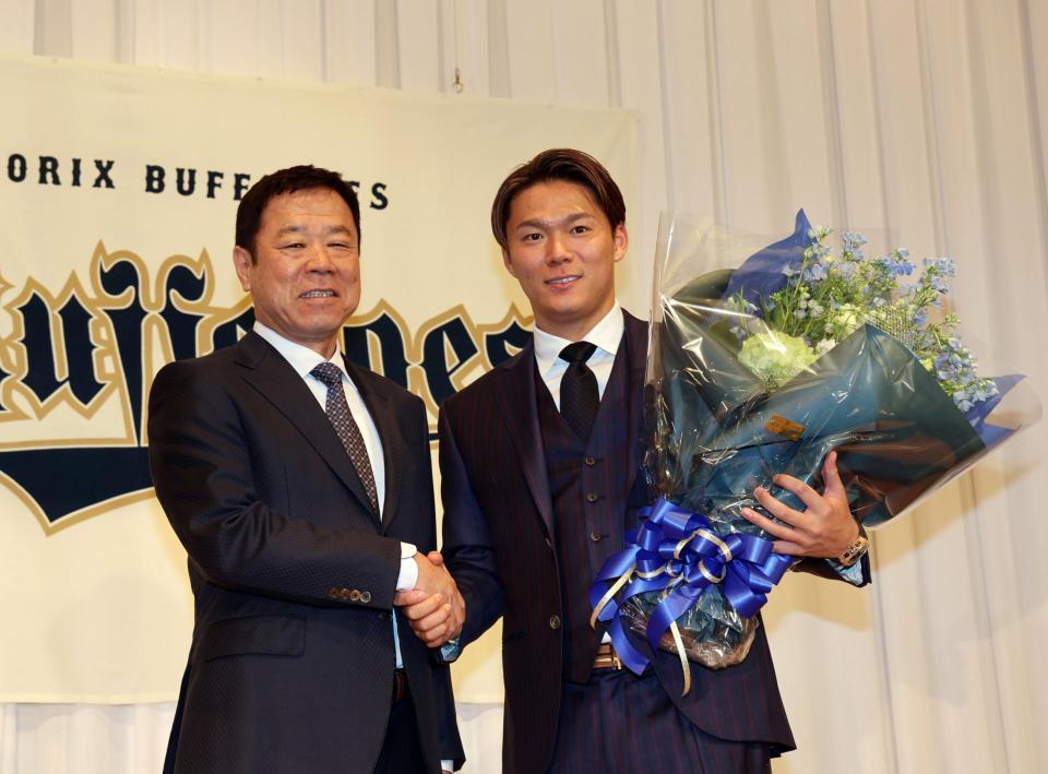 　ドジャース移籍が正式決定した山本由伸（右）は福良ＧＭと笑顔で握手をかわす（撮影・山口登）