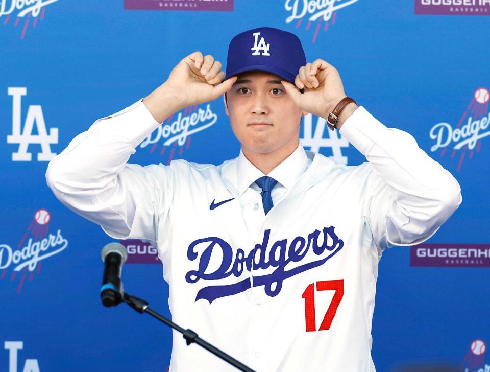 　ドジャースの入団会見で背番号「１７」のユニホームを着た大谷＝２３年１２月（共同）