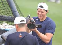 　笑顔でヌートバー（手前）を撮影する大谷＝２０２３年３月