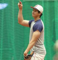 　太い二の腕をあらわにしながら練習する大谷＝２０２３年３月