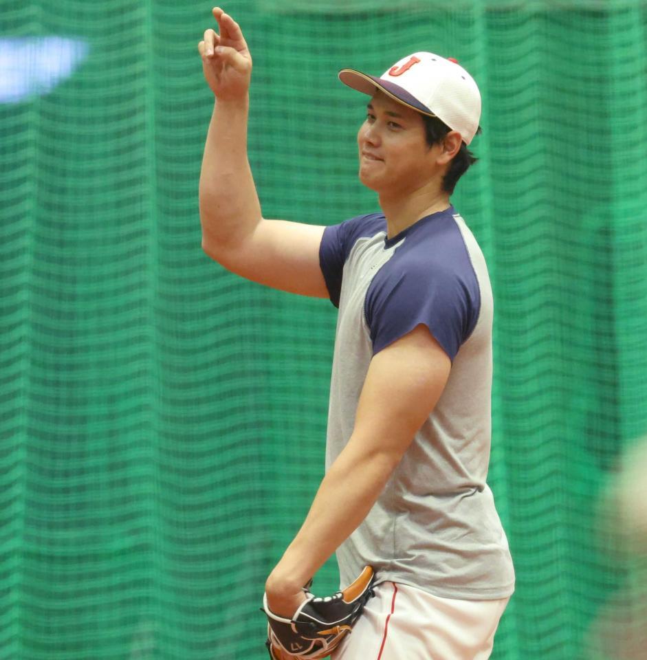 　太い二の腕をあらわにしながら練習する大谷＝２０２３年３月