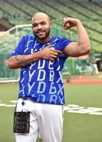 　左腕を蜂に刺されたＤｅＮＡ時代のエスコバー。右足にはチームメートが付けてくれた虫よけグッズが＝２０２１年