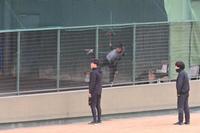 　ブルペンで投球する藤浪。手前は門別（撮影・立川洋一郎）