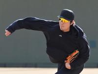 　キャッチボールをして調整する藤浪（撮影・立川洋一郎）