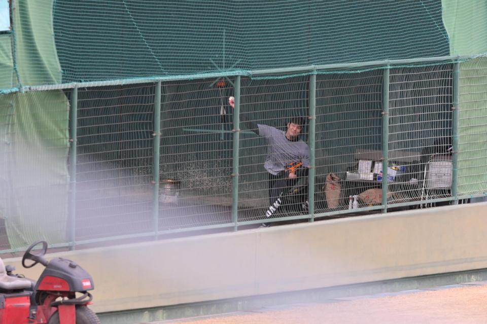 　ブルペンで投球する藤浪（撮影・立川洋一郎）