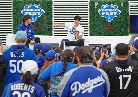 　ドジャースのファン感謝イベントに参加し、ステージ上で話す大谷